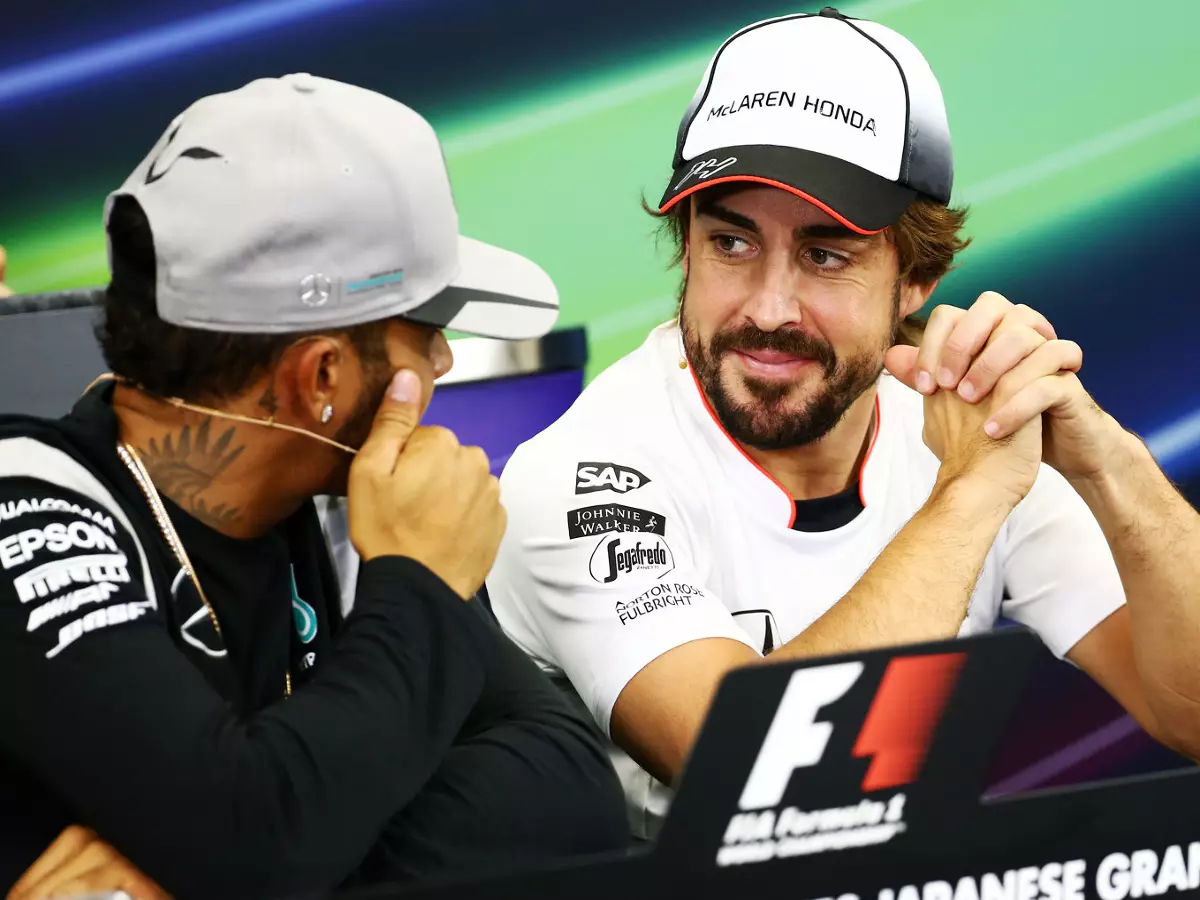 Lewis Hamilton, Fernando Alonso Foto zur News: Hamilton über Alonso-Wechsel: "Er muss Schach spielen"
