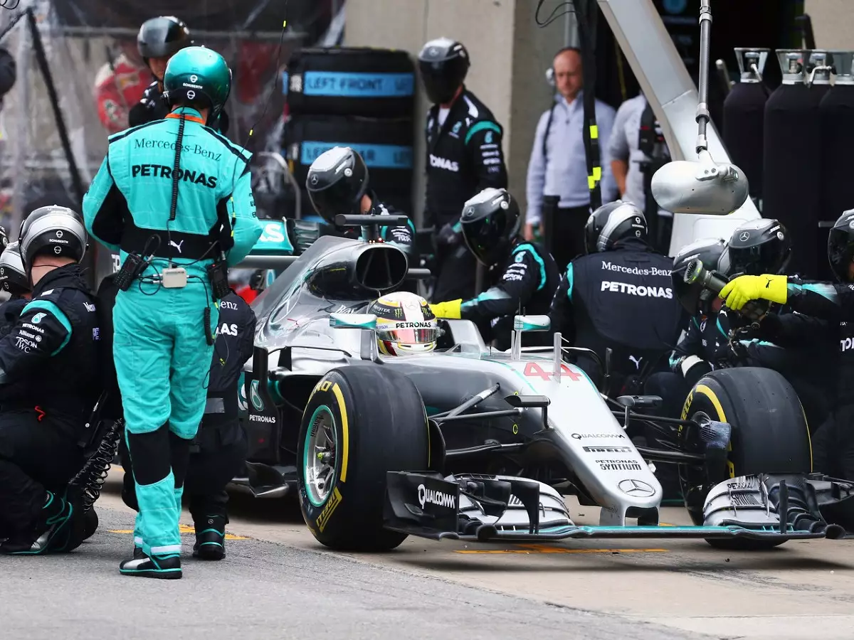 Foto zur News: "Gefährliche" Bodenwelle: Mercedes-Boxenstopps verlegt