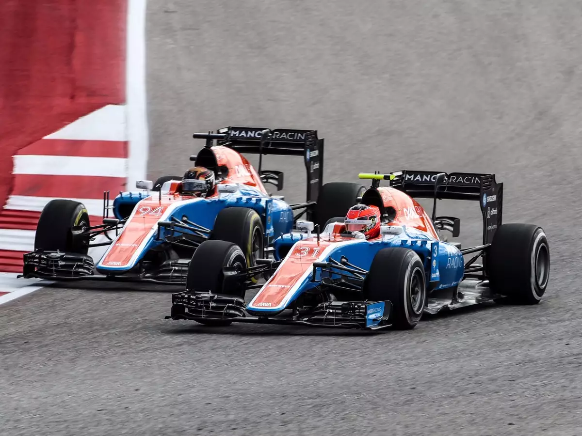 Esteban Ocon, Pascal Wehrlein Foto zur News: Vorfahrt-Zoff bei Manor: Pascal Wehrlein schlägt Esteban Ocon