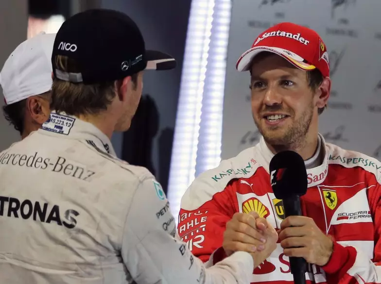 Foto zur News: Hat Sebastian Vettel Nico Rosberg absichtlich nicht überholt?