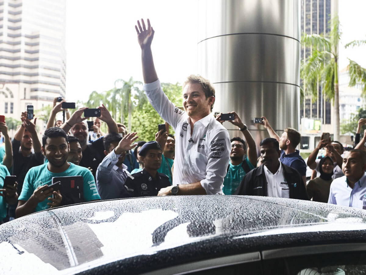 Foto zur News: Fünf Länder in sechs Tagen: Rosberg auf Jubel-Weltreise