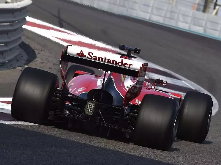 Kimi Räikkönen Foto zur News: Reifentests 2017: Pirelli hofft auf Mitarbeit aller Teams