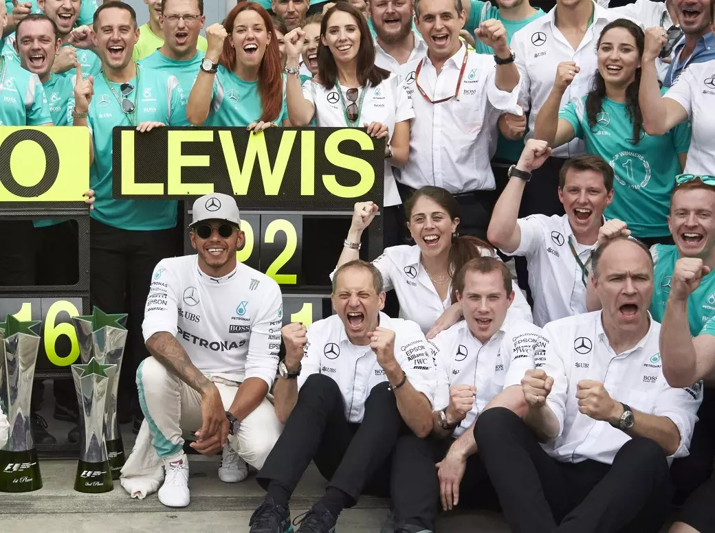 Foto zur News: Kehrtwende: Hamilton will seine Mechaniker 2017 behalten