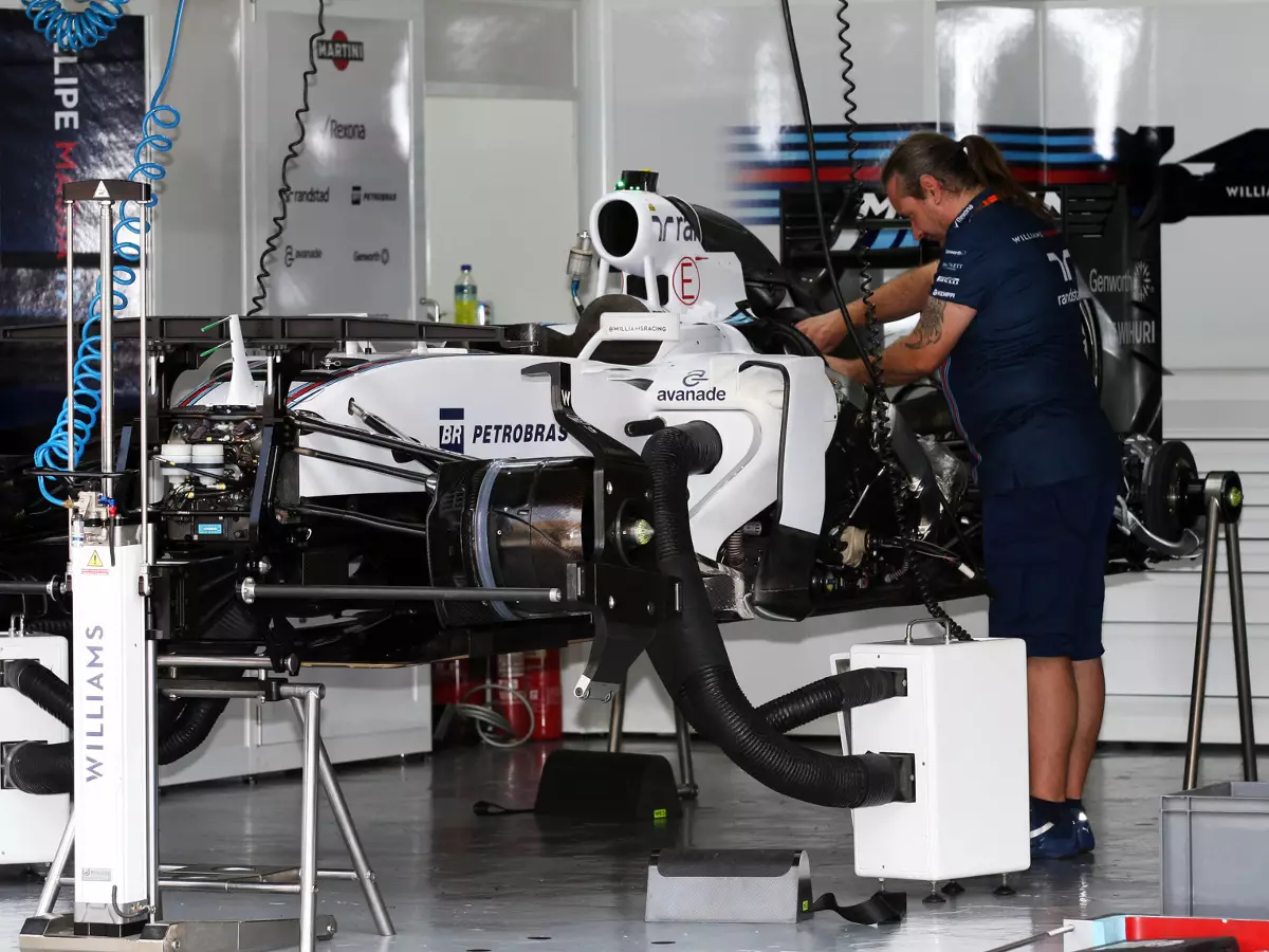 Mechaniker bei Williams Foto zur News: Williams befürchtet 2017 millionenschweren Entwicklungskrieg
