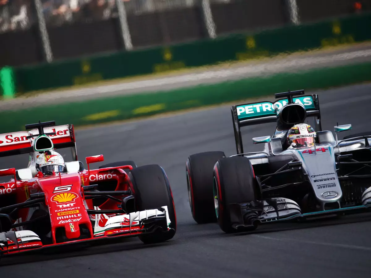 Lewis Hamilton, Sebastian Vettel Foto zur News: Toto Wolff: Ferrari braucht Nationaldenken, keine Söldner