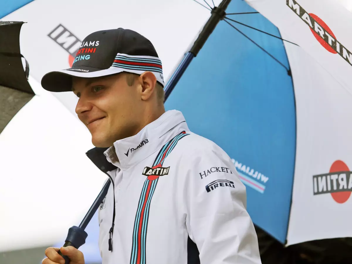 Valtteri Bottas Foto zur News: Sainz behauptet: Mercedes hat sich für Bottas entschieden