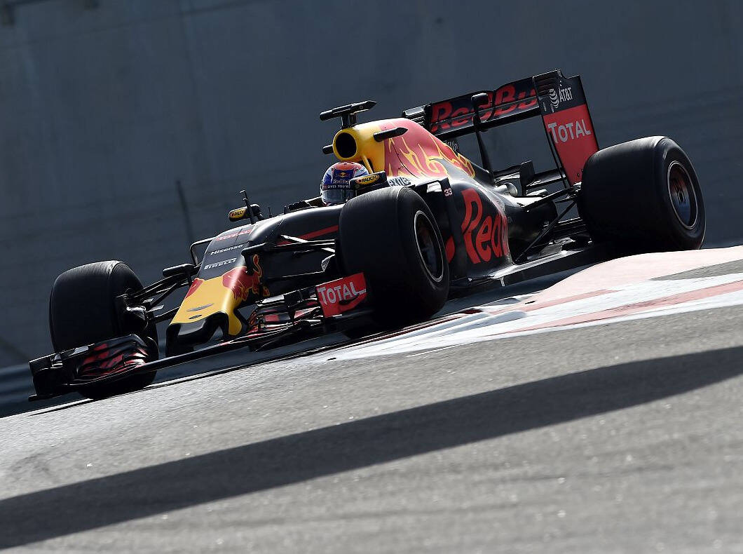 Foto zur News: Pirelli glaubt: Teams werden bei Barcelona-Testfahrten bluffen