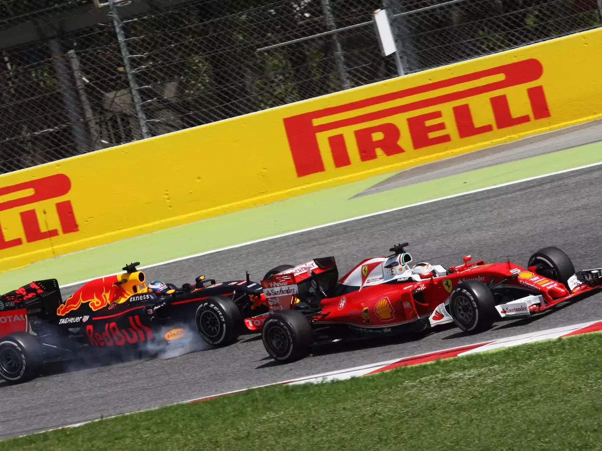 Daniel Ricciardo, Sebastian Vettel Foto zur News: Härte im Zweikampf: Fahrer dürfen wieder mehr attackieren