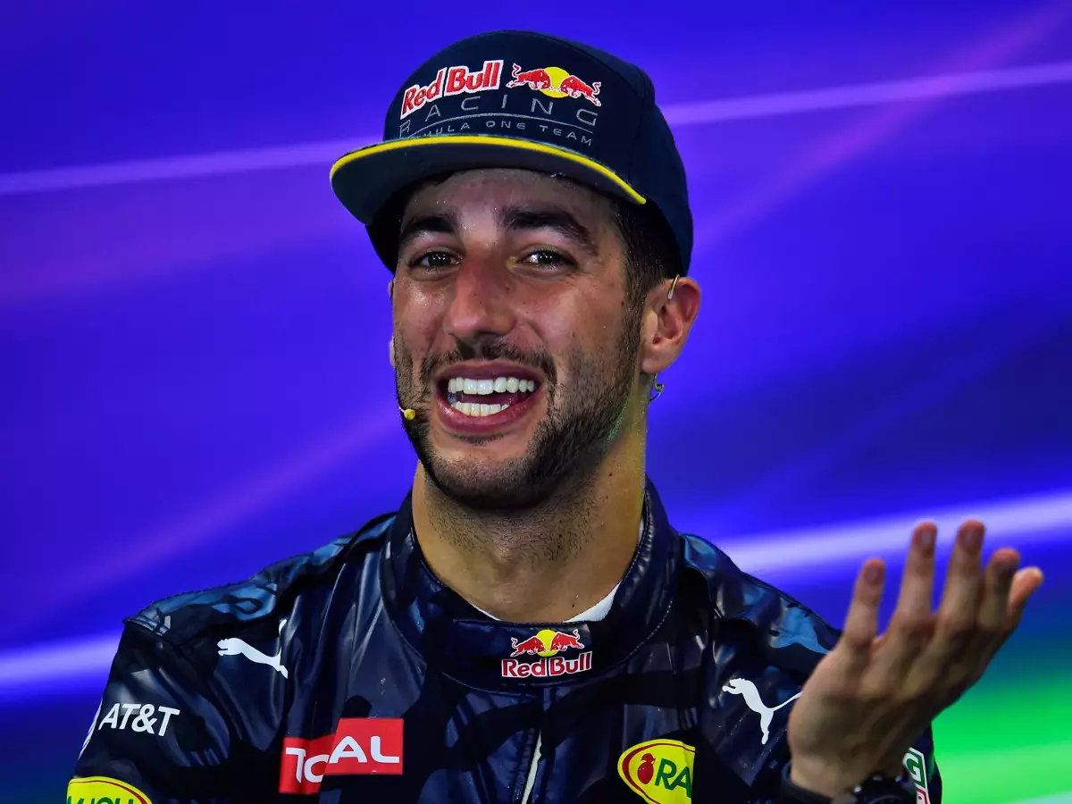 Daniel Ricciardo Foto zur News: Daniel Ricciardo angriffslustig: "Würde 2017 auf uns wetten..."