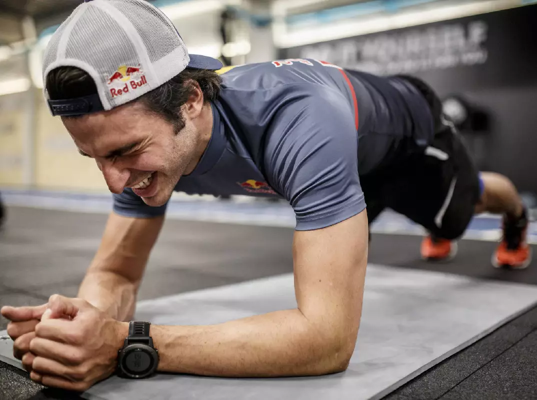 Carlos Sainz Foto zur News: Ein Training, fünf Cheeseburger: So quälen sich Formel-1-Stars