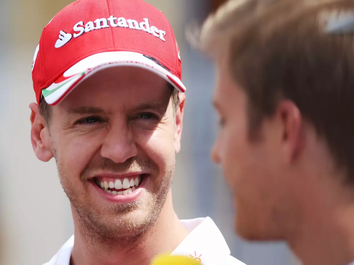 Foto zur News: Formel-1-Auktion: Sebastian Vettel spendet komplettes Ferrari-Rennoutfit