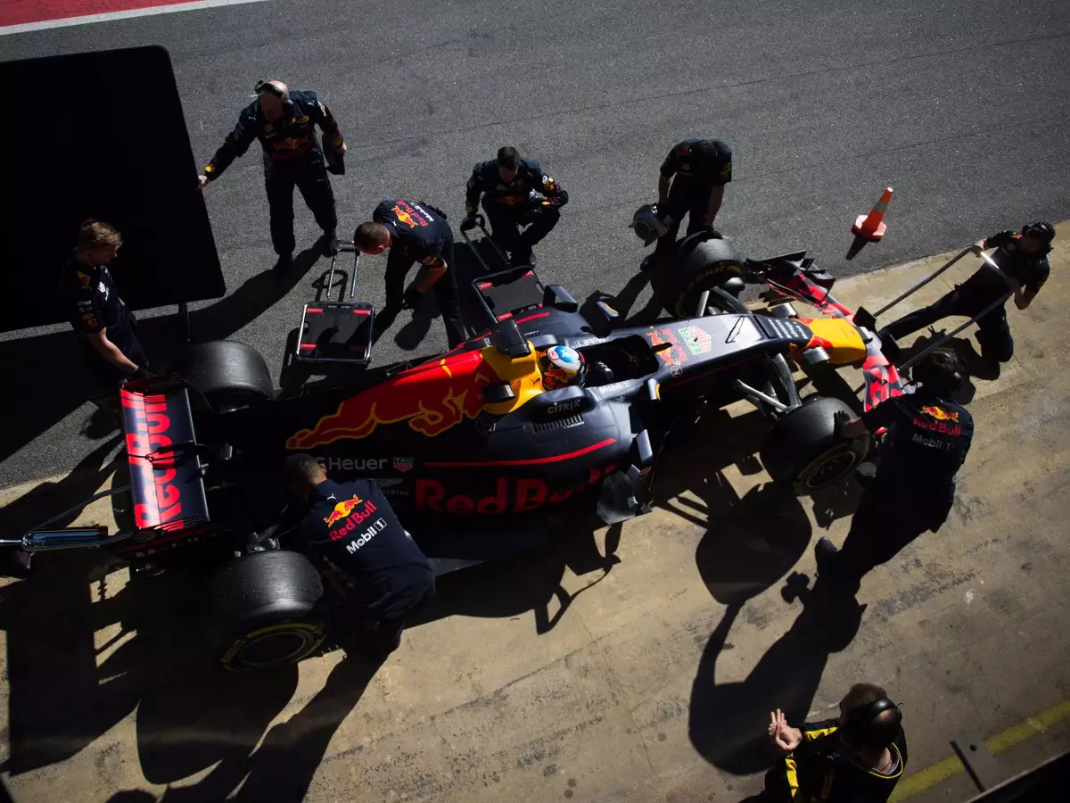 Foto zur News: Ricciardo zieht das Pech an: Red Bull erneut in Problemen