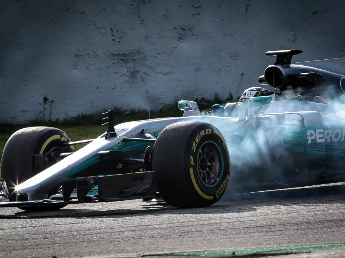 Foto zur News: Formel-1-Tests 2017: Paukenschlag-Bestzeit für Mercedes!