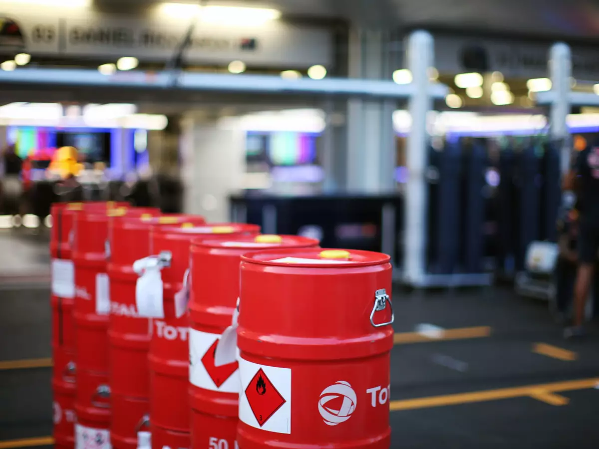 Formel-1-Benzin Foto zur News: Formel-1-Tests: Warum selten mit leeren Tanks gefahren wird