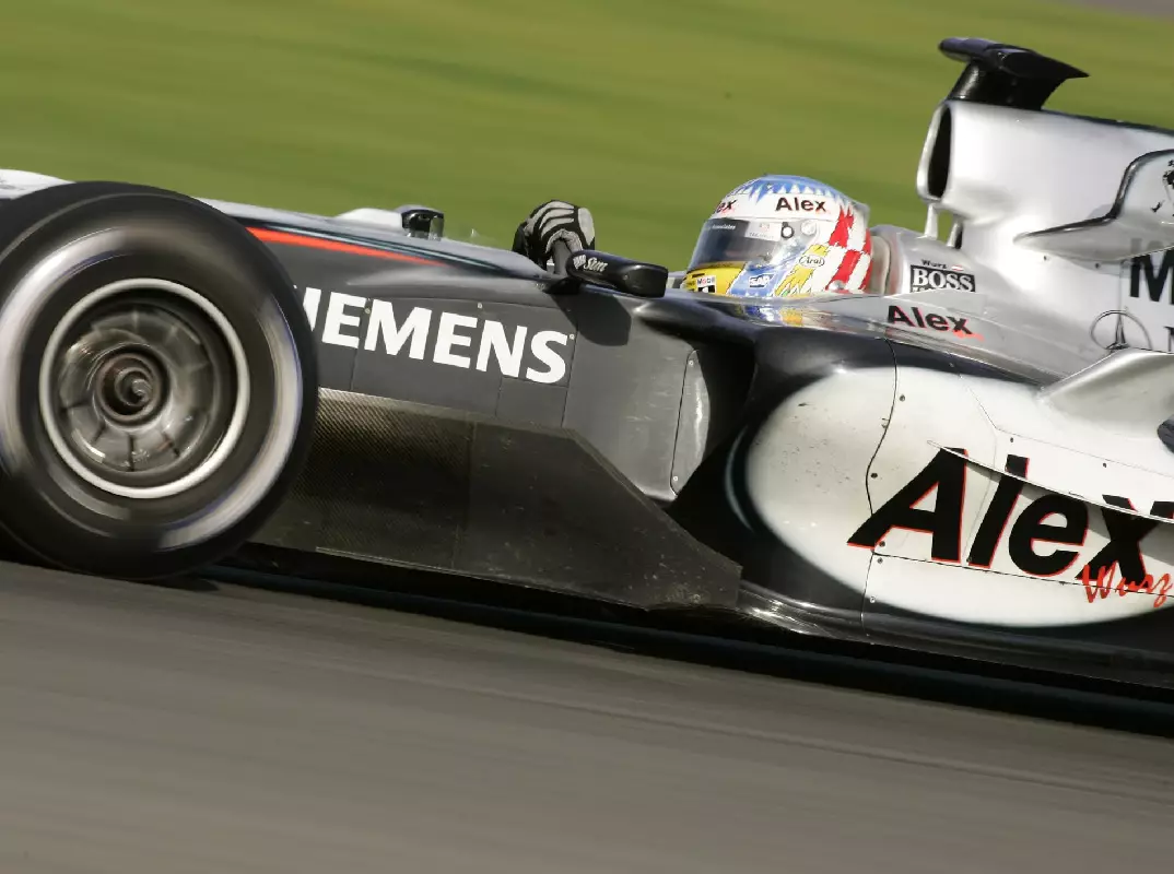 Foto zur News: Warum Alex Wurz in Imola 2005 einhändig aufs Podium fuhr