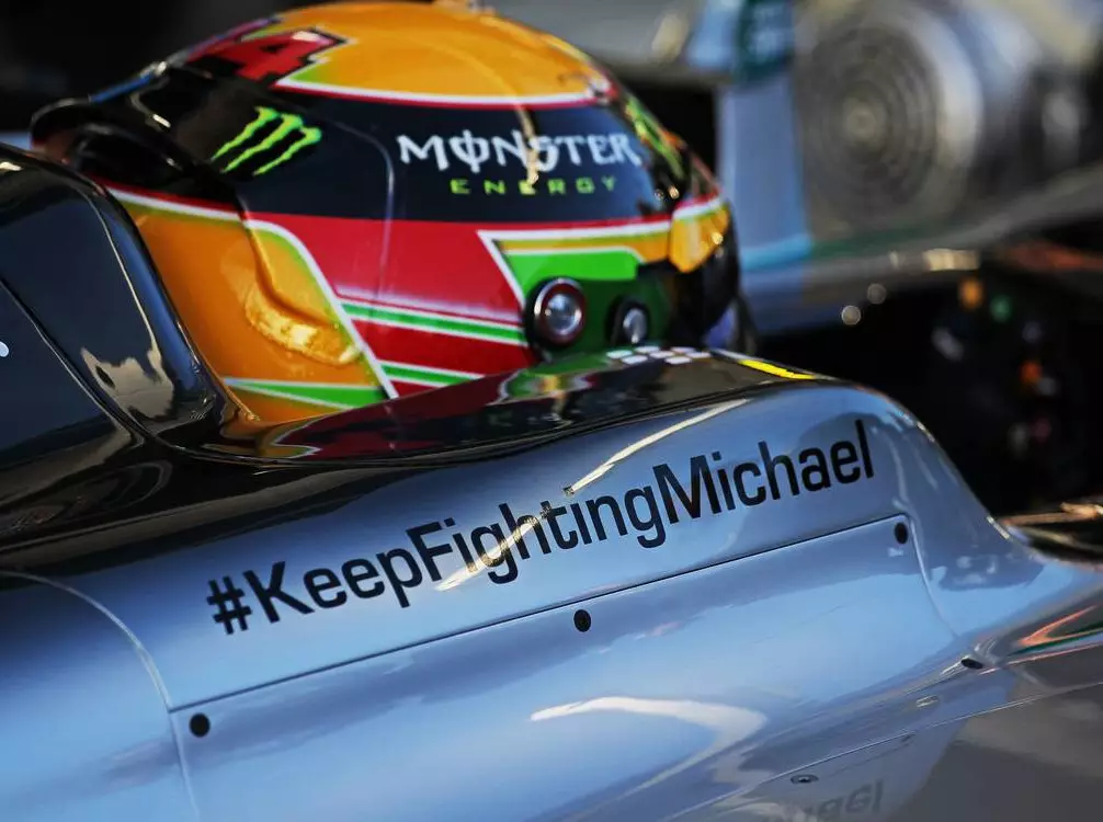 Lewis Hamilton, Michael Schumacher Foto zur News: Warum der neue Mercedes keine Schumacher-Logos trägt