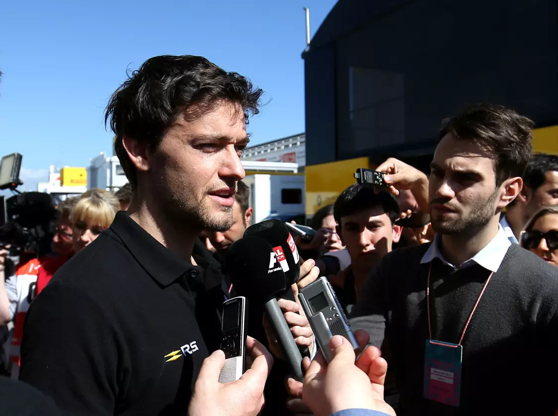 Jolyon Palmer Foto zur News: Nie Goldkettchen: Renault-Pilot amüsiert sich über Hamilton
