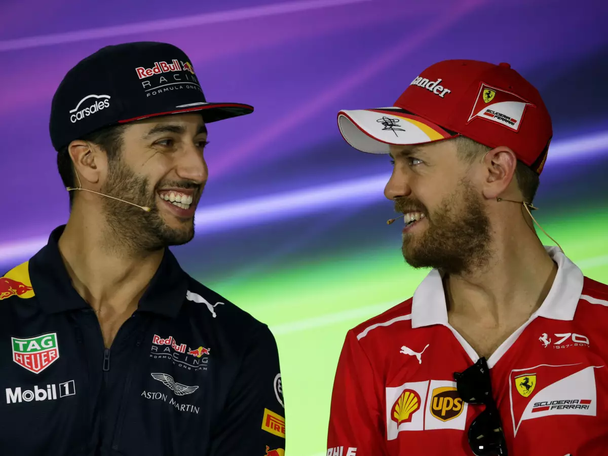 Daniel Ricciardo, Sebastian Vettel Foto zur News: 25 Rennen? Stars machen sich in FIA-PK darüber lustig...