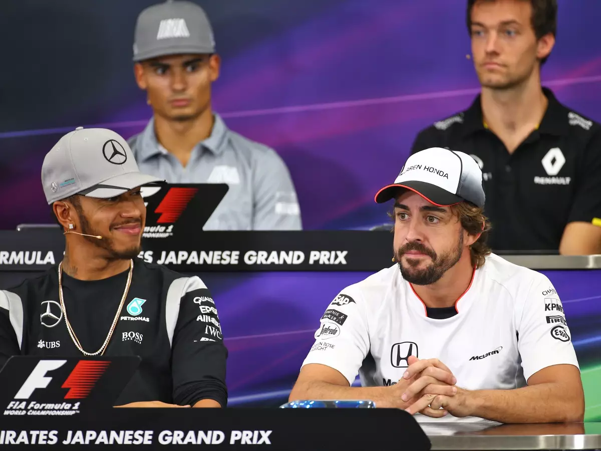 Lewis Hamilton, Fernando Alonso Foto zur News: Hamilton zollt Respekt: Von Alonso noch nicht alles gesehen