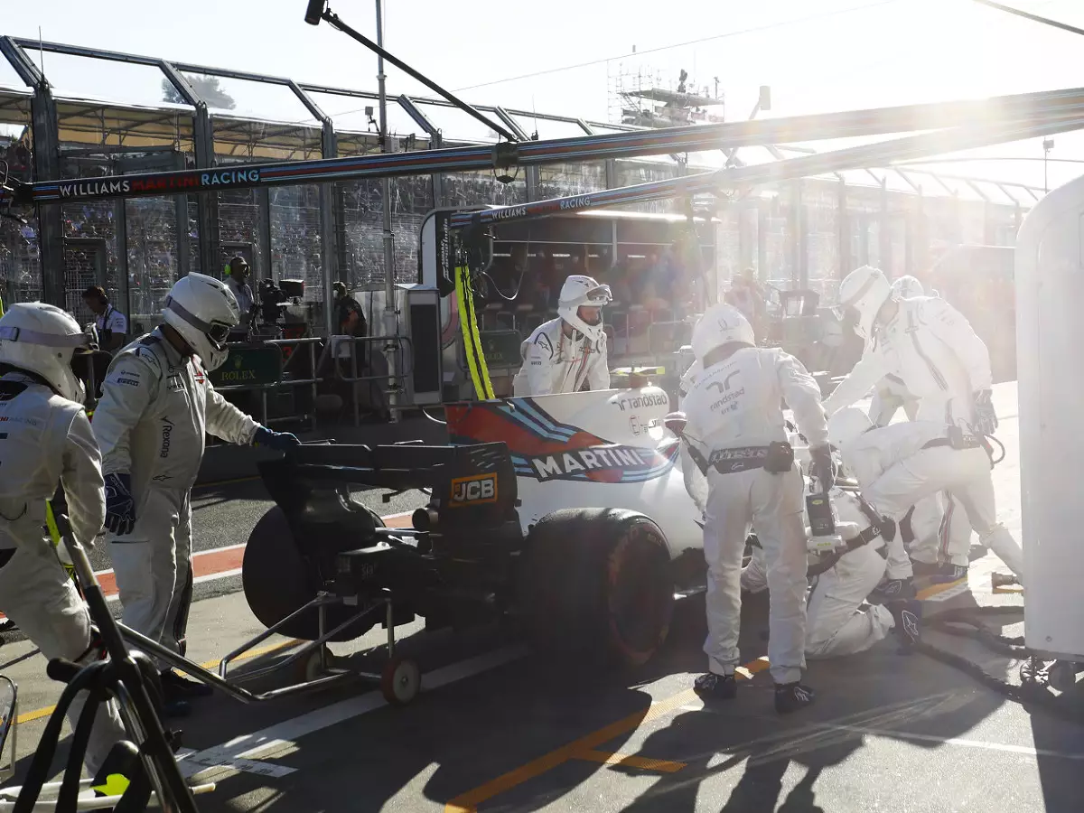 Foto zur News: Durchwachsenes Debüt: Bremsdefekt stoppt Lance Stroll