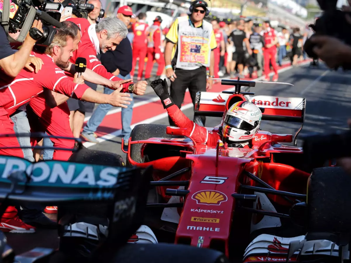 Maurizio Arrivabene, Sebastian Vettel Foto zur News: Nach Auftaktsieg in Melbourne: Ist Ferrari wirklich titelreif?