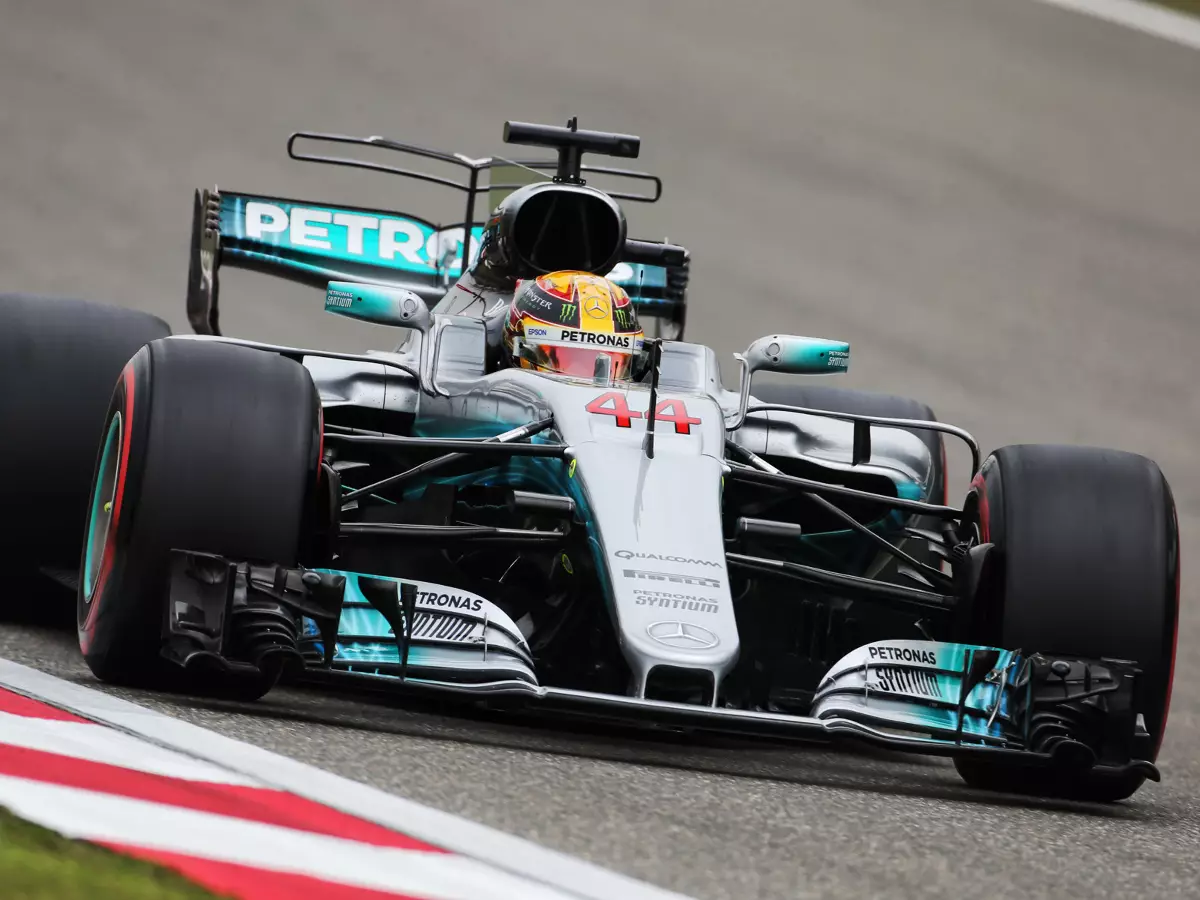 Foto zur News: Nach Melbourne-Kritik: Hamilton lobt Mercedes-Strategen