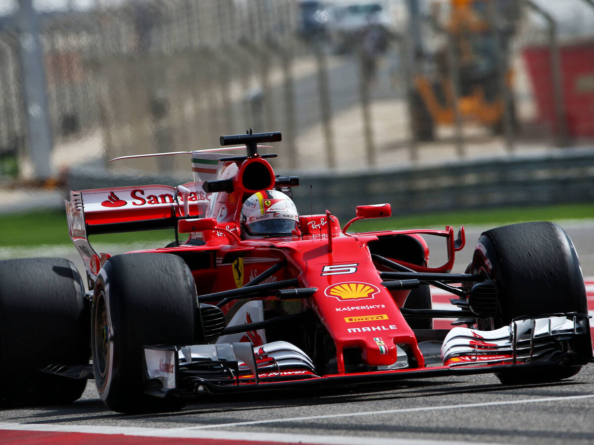 Foto zur News: Formel 1 Bahrain 2017: Vettel Schnellster, Mercedes bunkert