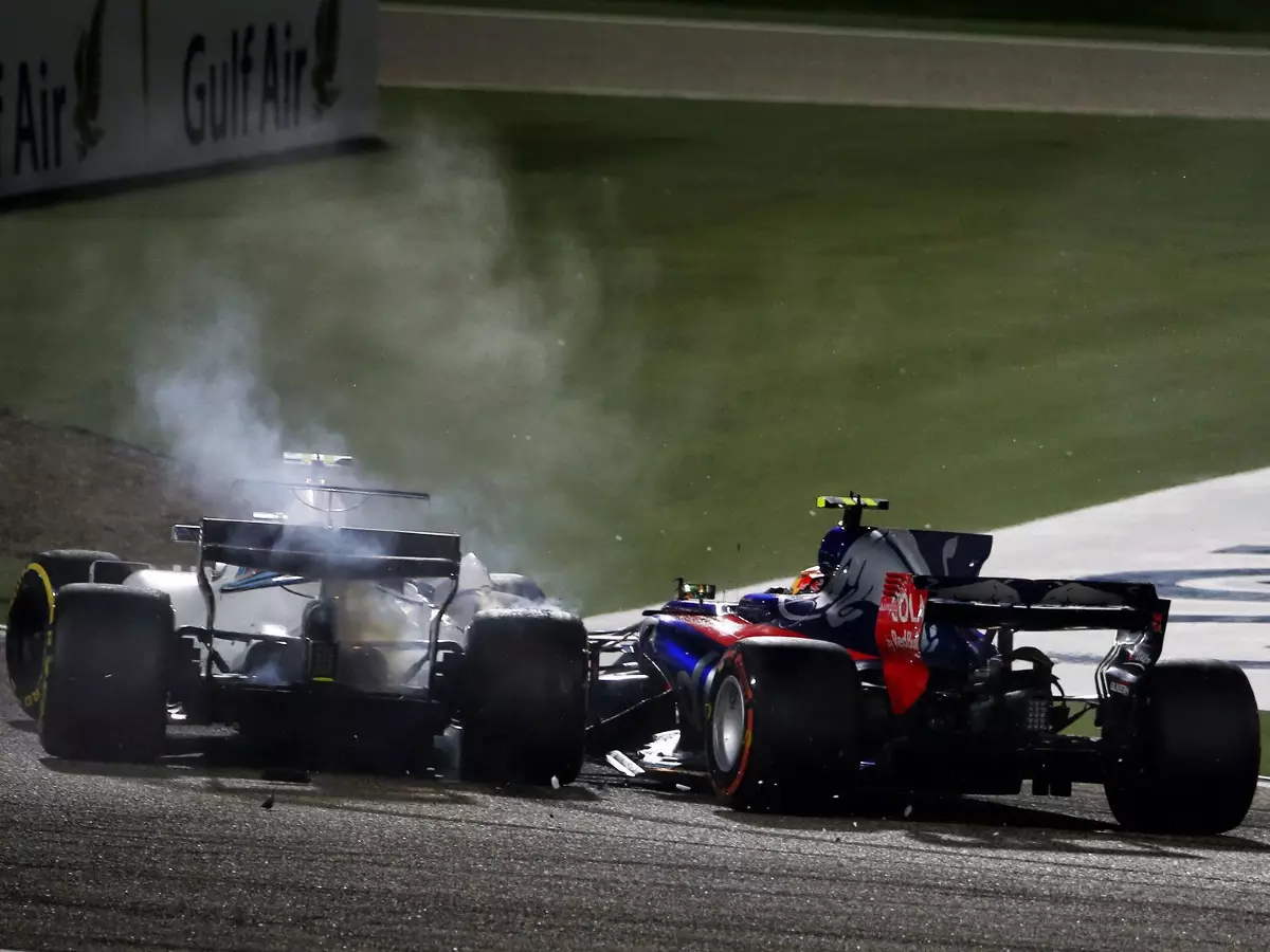 Foto zur News: Crash Stroll und Sainz: Strafe für Toro-Rosso-Piloten