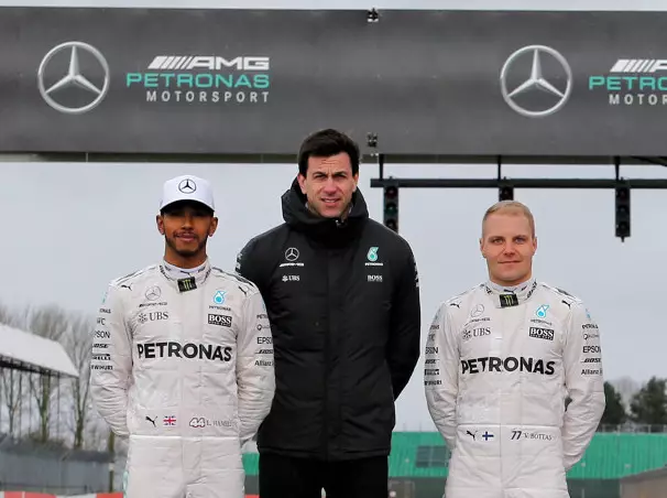Lewis Hamilton, Toto Wolff, Valtteri Bottas Foto zur News: Neuer Name für die Mercedes-Spielregeln: "Racing Intent"