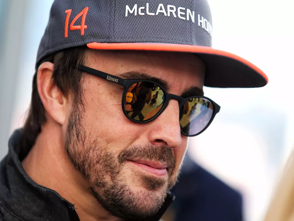 Foto zur News: Alonso selbstironisch: McLaren-Renndistanz ist "erstaunlich"