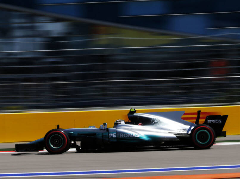 Foto zur News: Mercedes klar hinter Ferrari: Alles nur ein großer Bluff?