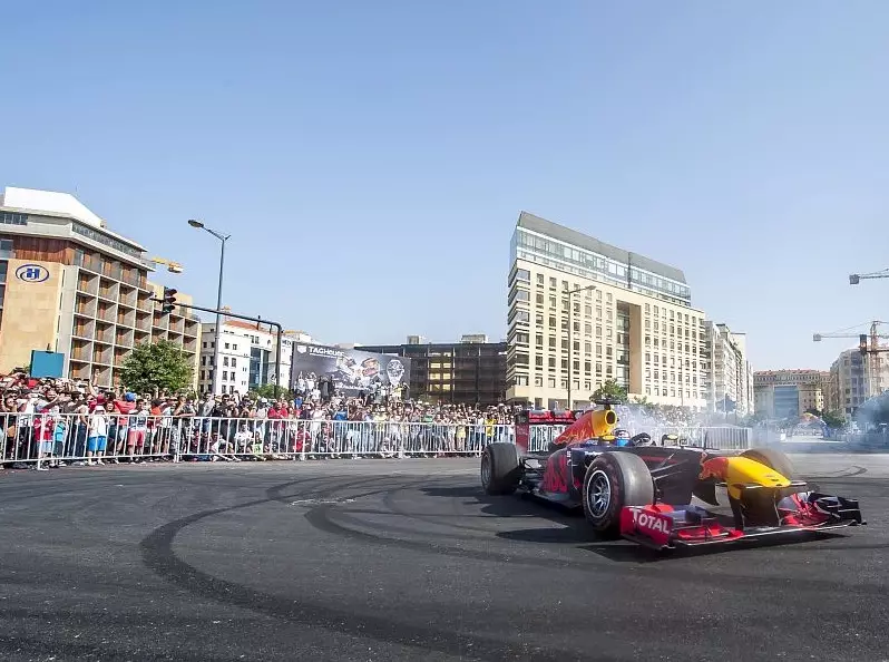 Carlos Sainz Foto zur News: Formel-1-Comeback in London? Show-Event 2017 geplant