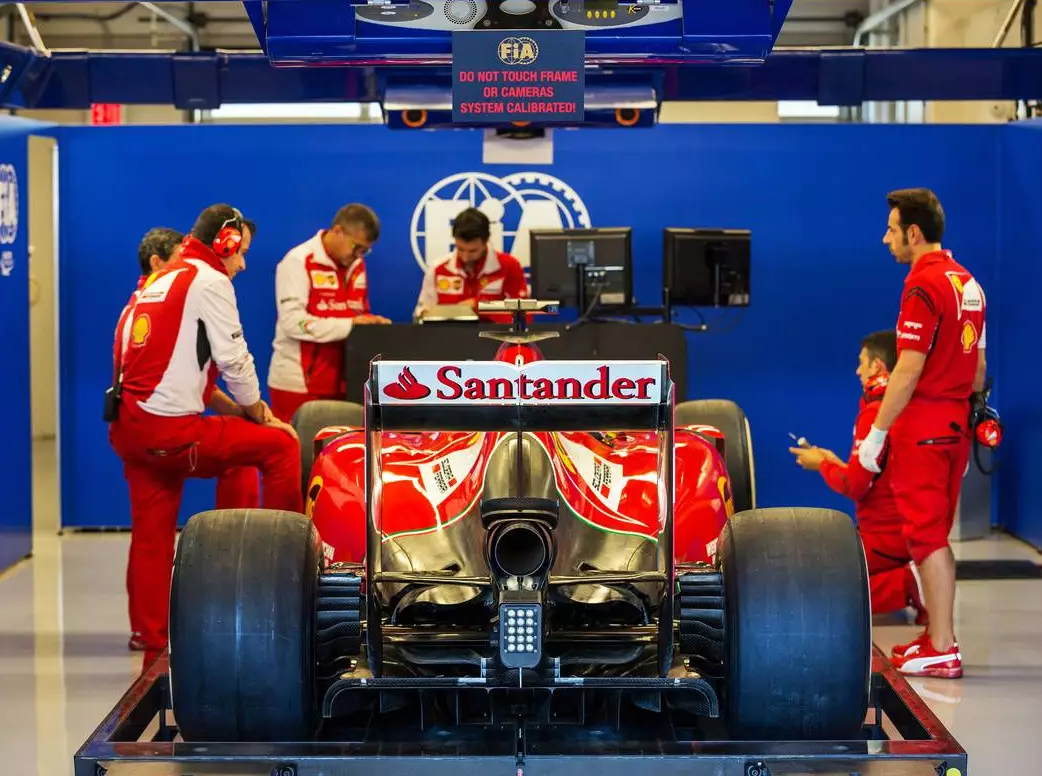 Ferrari bei technischer Abnahme Foto zur News: Vorbild NASCAR: Ross Brawn will Formel-1-Technik offenlegen