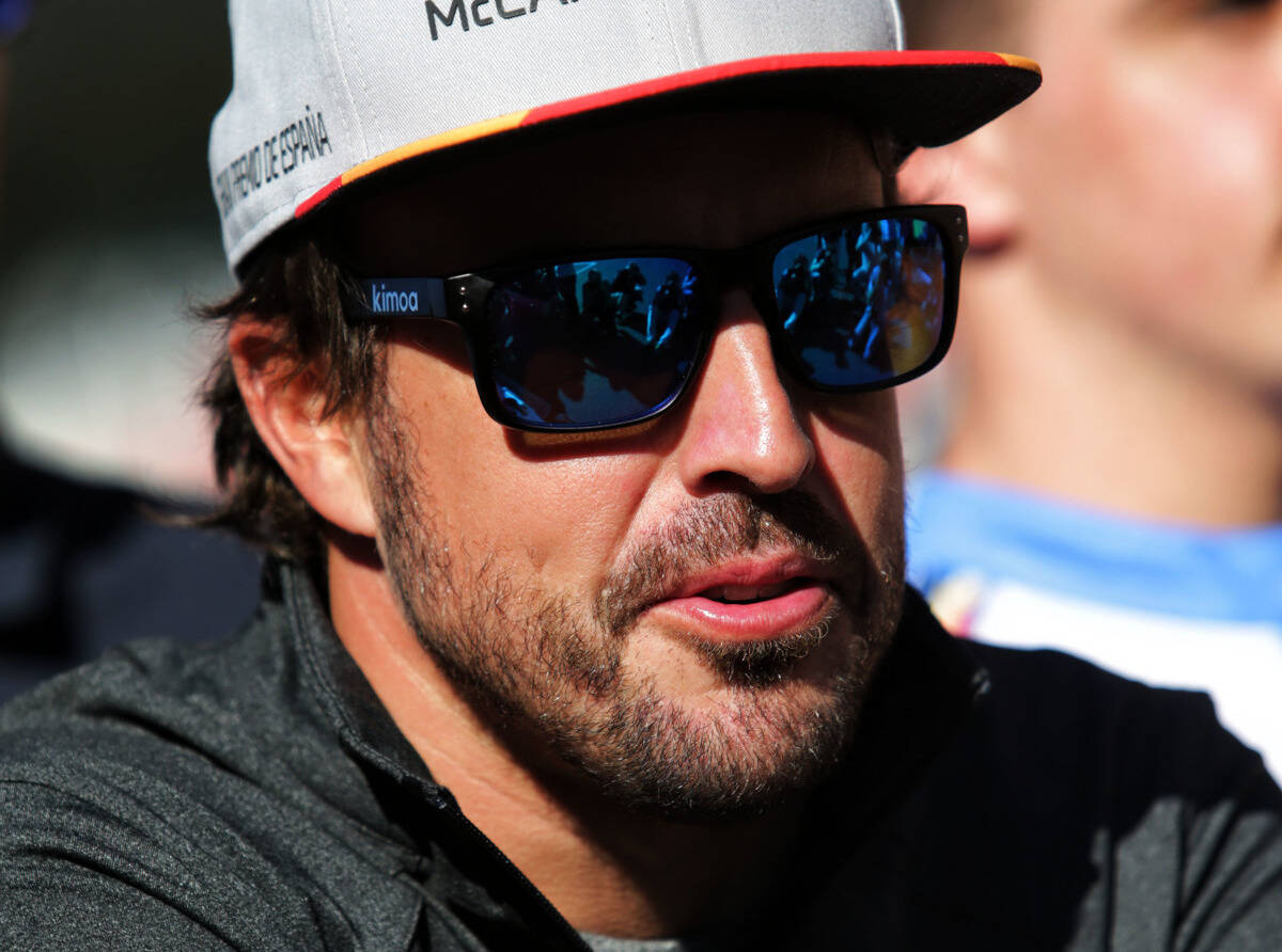 Foto zur News: Alonso scherzt mit Vettel: "Überhole dich auf der Geraden!"