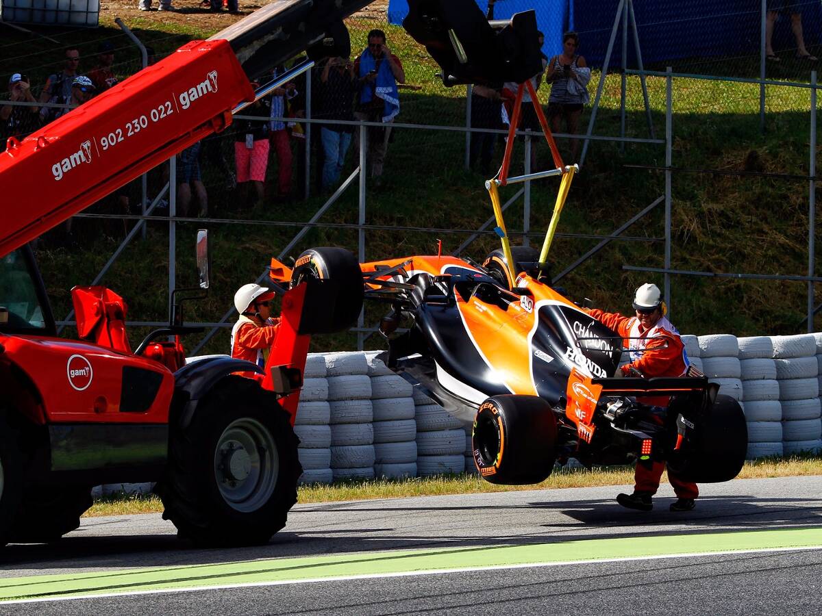 Foto zur News: Spektakulärer Motorschaden: Alonso geht nach Hause
