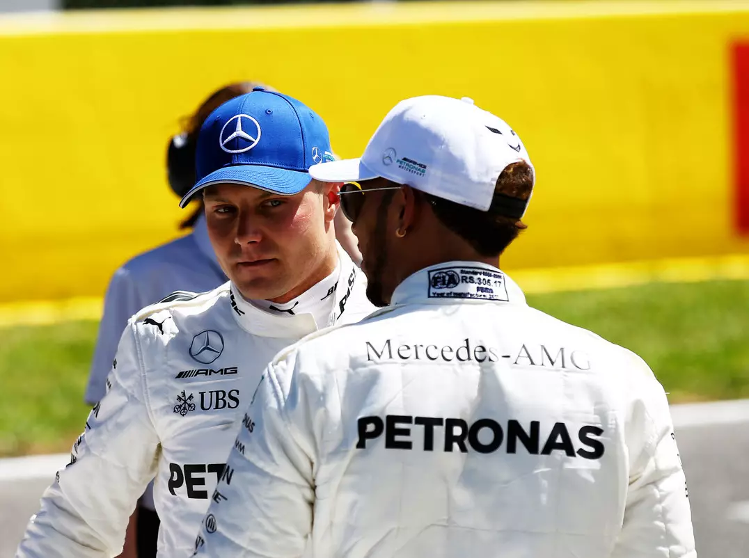 Fernando Alonso, Valtteri Bottas, Lewis Hamilton Foto zur News: Knackpunkt Start: Hamilton nimmt sich Bottas zum Vorbild