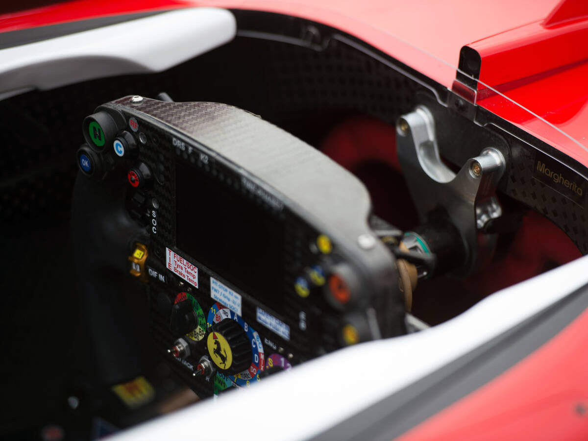 Foto zur News: Ferrari klaut bei Mercedes: Neuer Kupplungshebel für Vettel