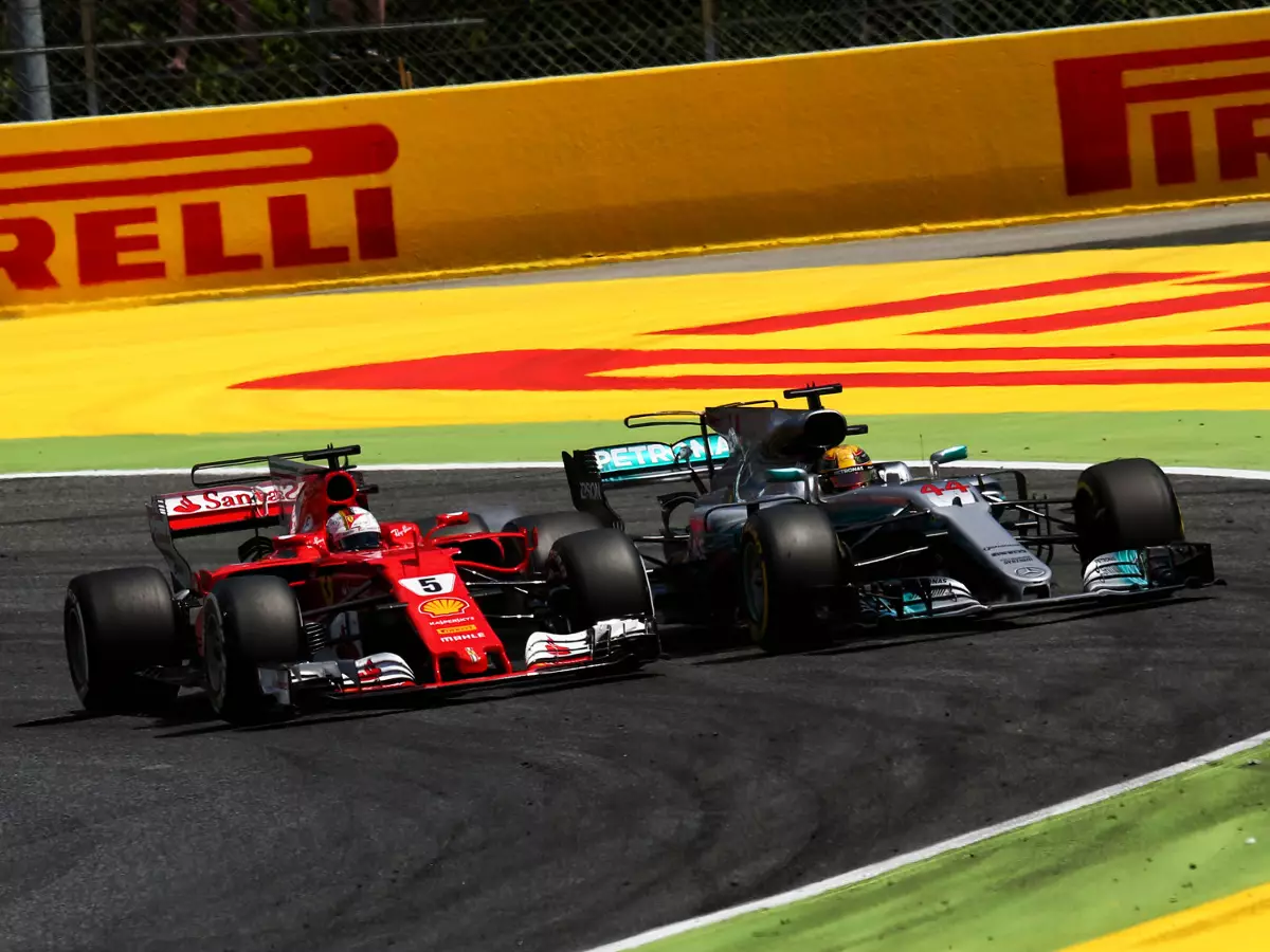 Sebastian Vettel, Lewis Hamilton Foto zur News: "Zaubertrick" bei Mercedes: Hamiltons Safety-Car-Clou erklärt