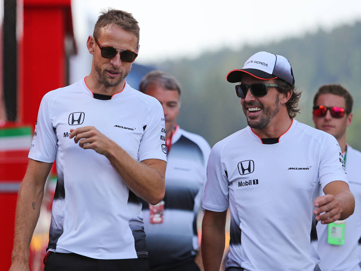 Foto zur News: Jenson Button scherzt: Weiß, wie Alonso die Medien liebt!