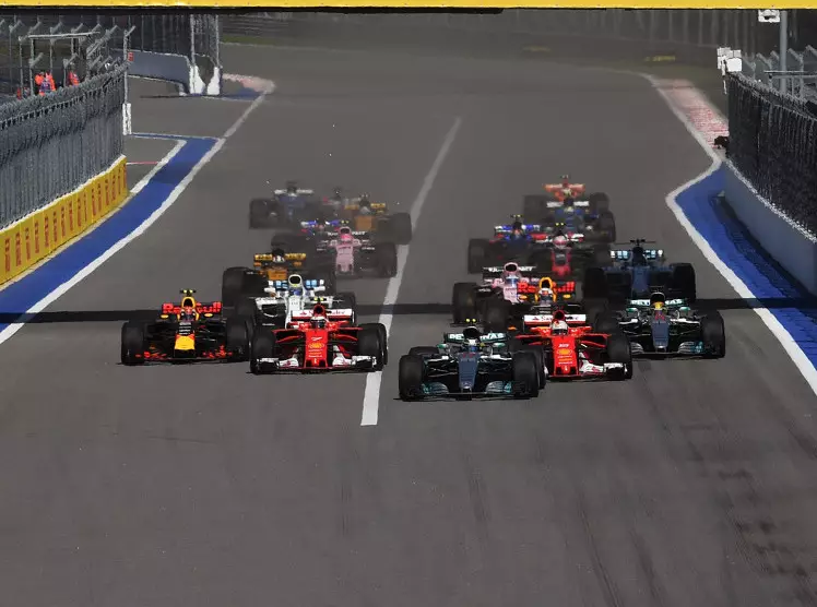 Start in Sotschi Foto zur News: Formel-1-Strategiegruppe: Rennstart-Zeiten stehen zur Debatte