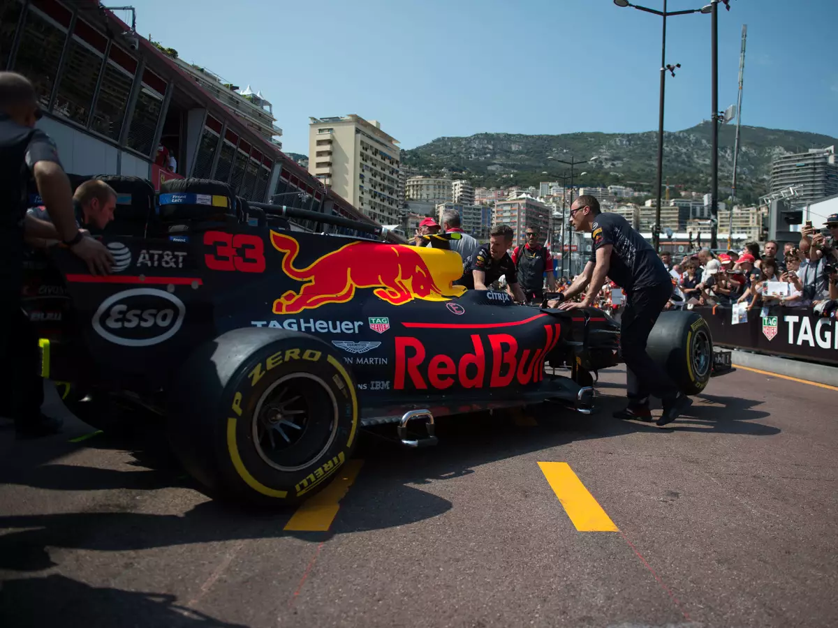 Max Verstappen Foto zur News: Mark Webber glaubt: Red Bull halb bei 2018er-Entwicklung
