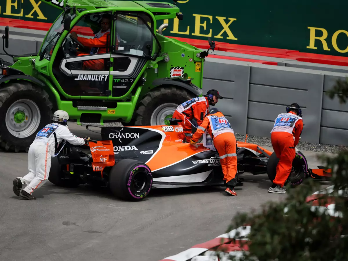 Fernando Alonso Foto zur News: McLaren spricht von Honda-Trennung: "Haben einen Plan B"