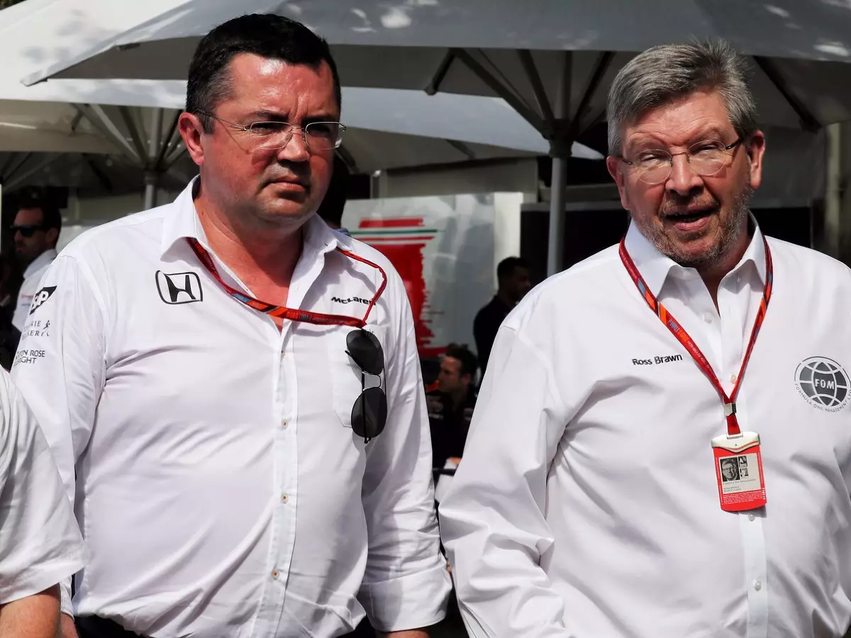 Zak Brown, Eric Boullier, Ross Brawn Foto zur News: Alonsos Vertragspoker: Keine Ecclestone-Methoden