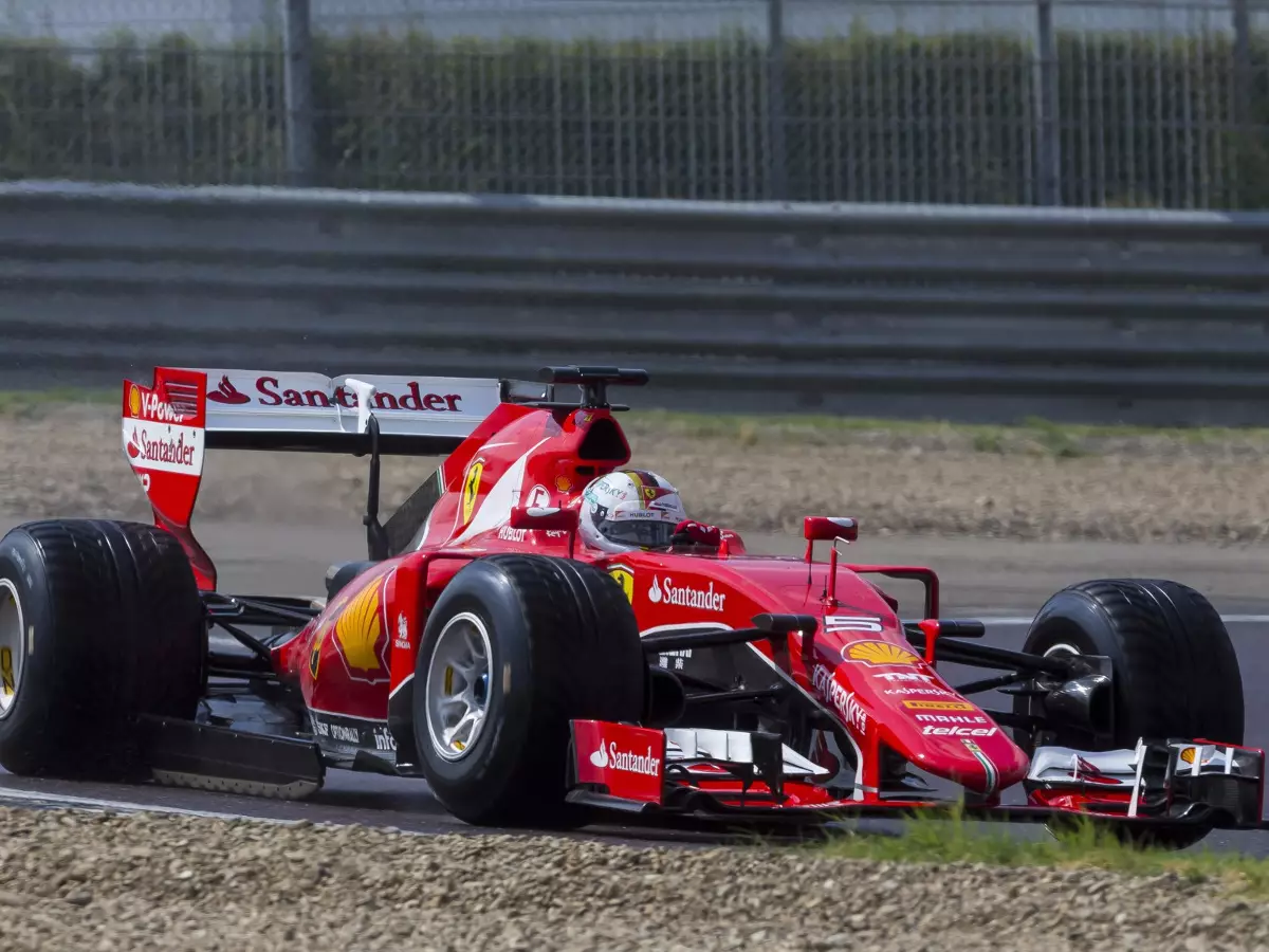 Sebastian Vettel Foto zur News: Unbeliebte Reifentests: Wie Ferrari die Konkurrenz austrickste