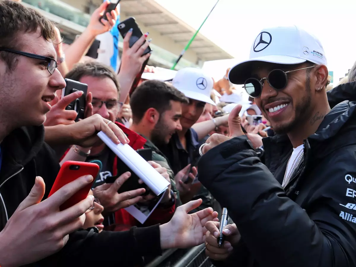 Foto zur News: Alles für die Fans: Darum nutzt Hamilton die sozialen Medien