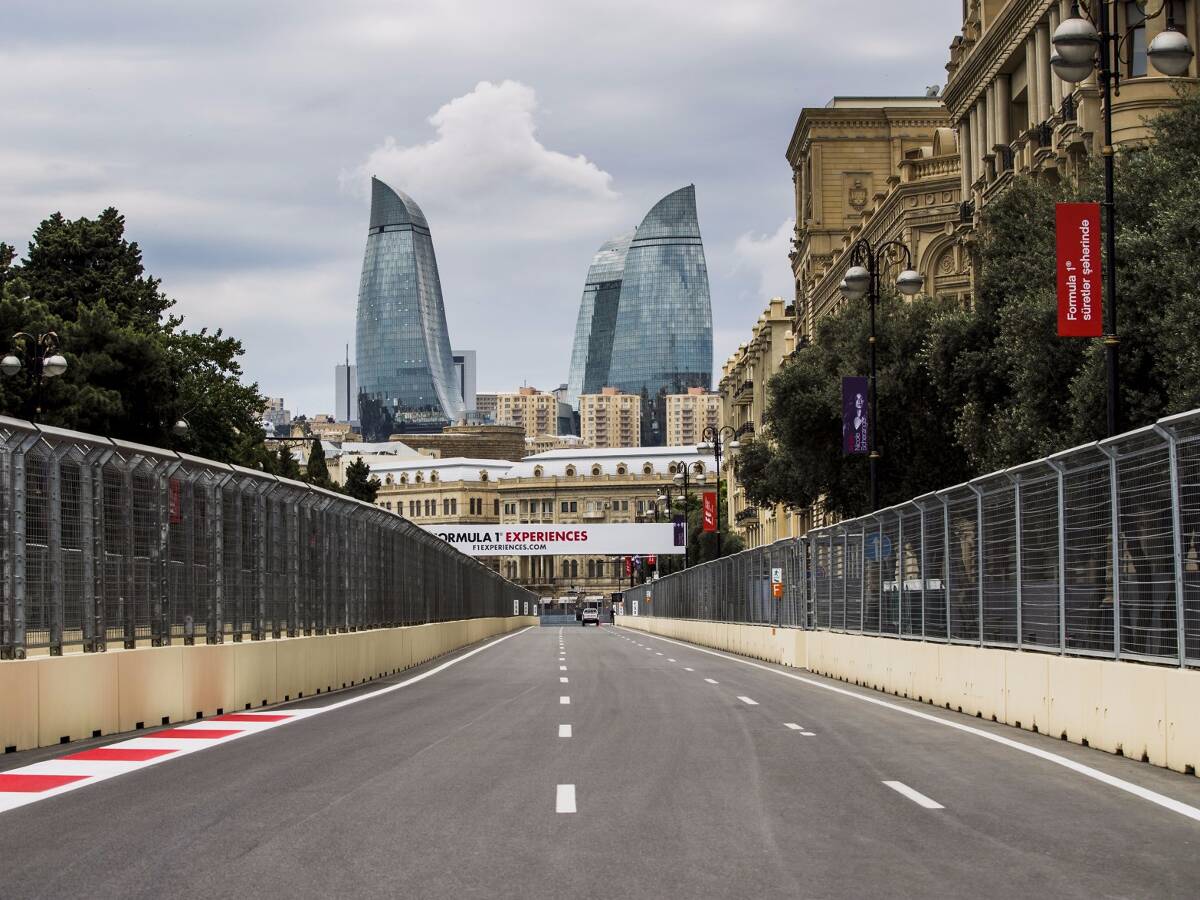Foto zur News: Schultern einziehen! In Baku wird es noch enger