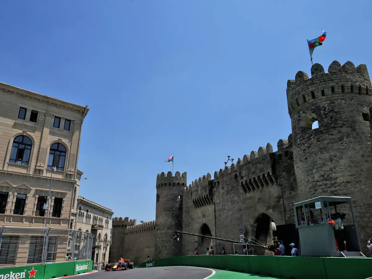 Foto zur News: Formel 1 Baku 2017: Red Bull überrascht im ersten Training