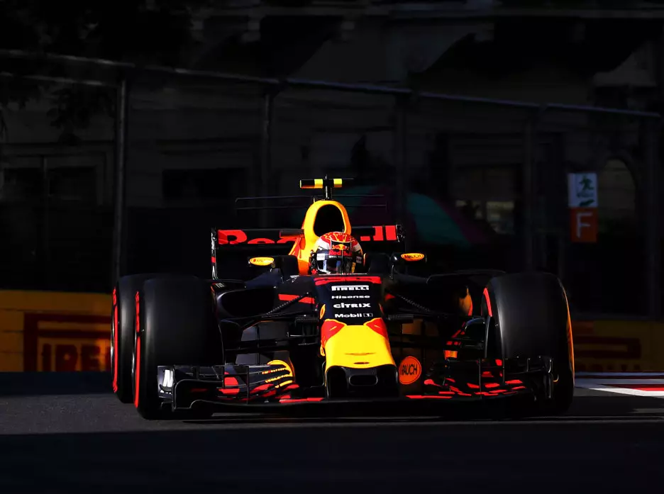 Foto zur News: Renault-Update in Baku: Nur zwei Zehntel kommen vom Motor