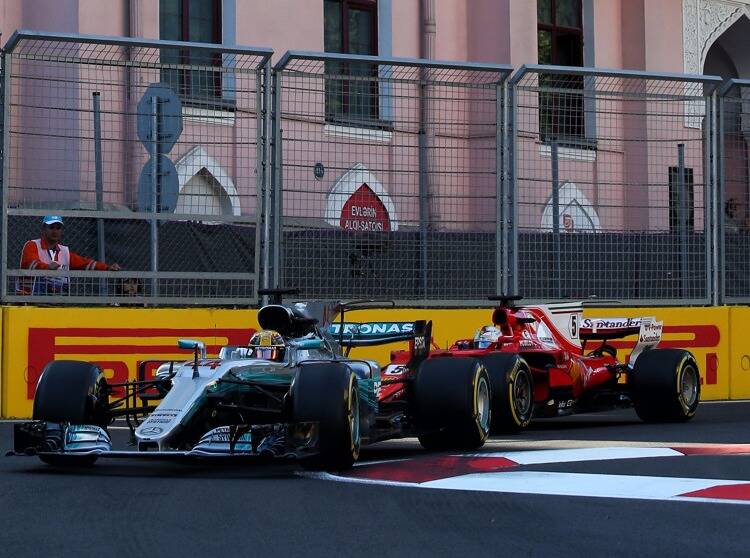 Foto zur News: "Revanchefoul!": Vettel wird Rache an Hamilton vorgeworfen