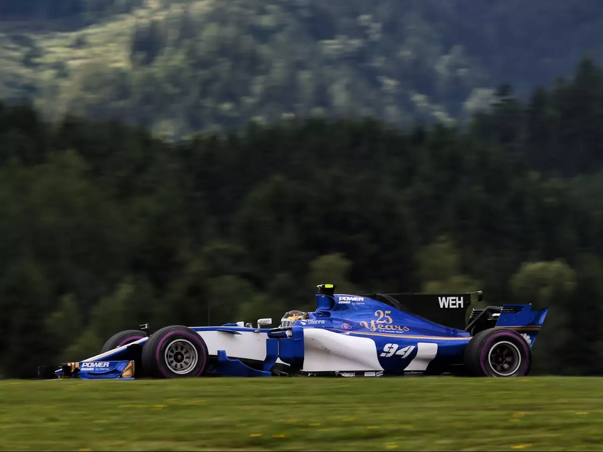 Pascal Wehrlein Foto zur News: Wehrlein sucht die Duracell: Sauber-Hase rennt nicht richtig